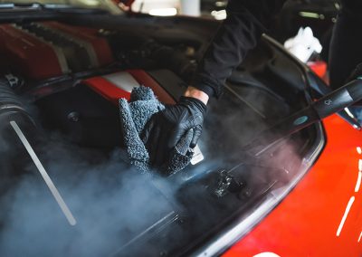 Motorraumreinigung bei der Autoaufbereitung in München